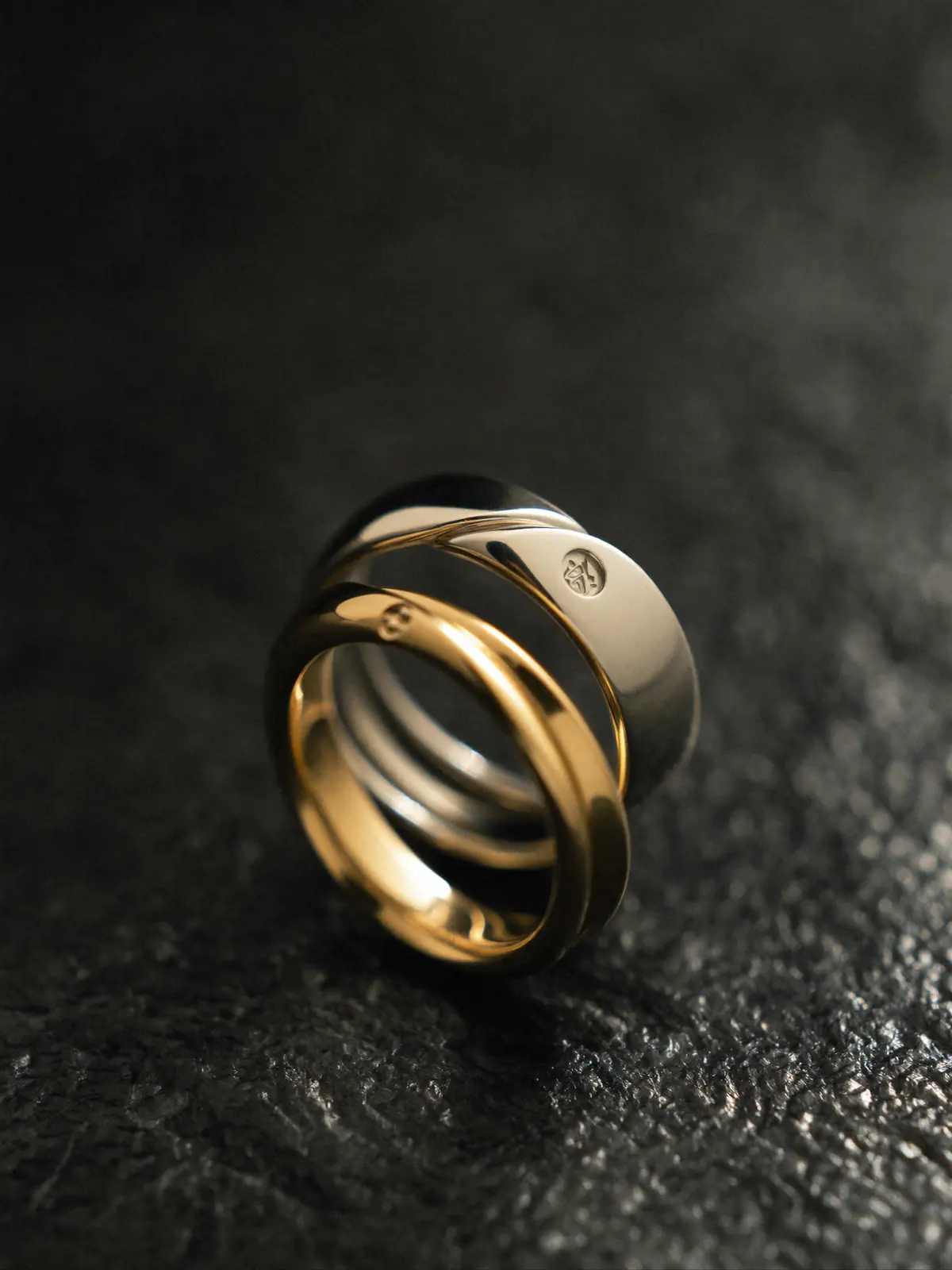 Interlocked gold and platinum wedding bands